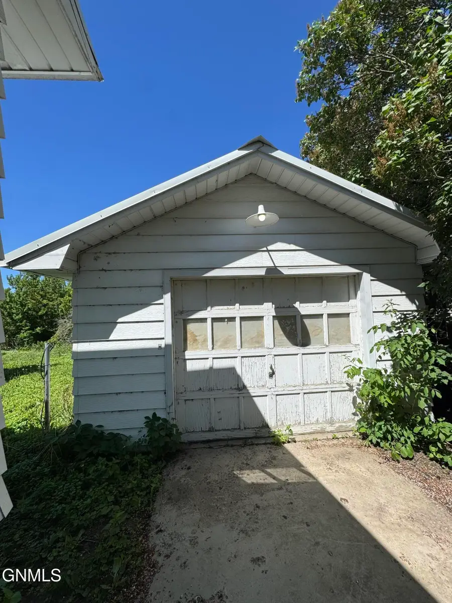 314 4th Avenue Sw, Jamestown, ND 58401 - #2