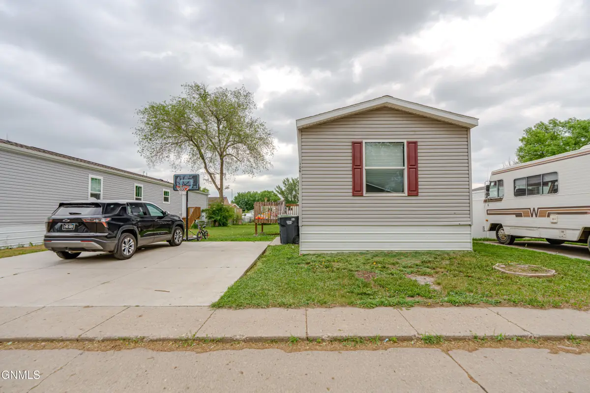 106 W Deer Street, Mandan, ND 58554 - #1
