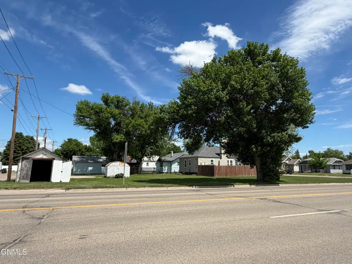 924 3rd Avenue Se, Jamestown, ND 58401 - #1