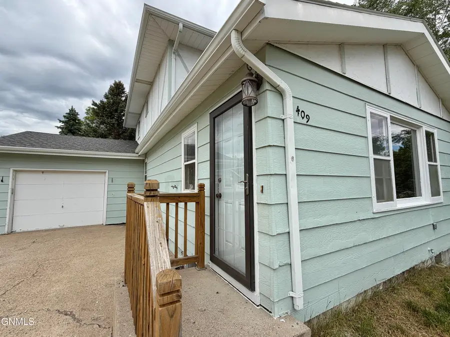 409 6th Avenue Ne, Hazen, ND 58545 - #2