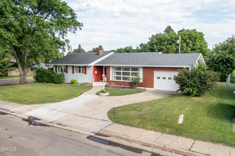 901 15th Street Nw, Mandan, ND 58554 - #2