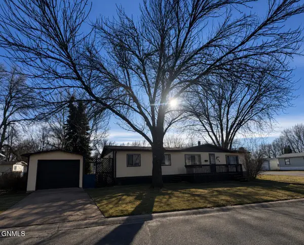 435 Piccadilly Circle, Bismarck, ND 58504
