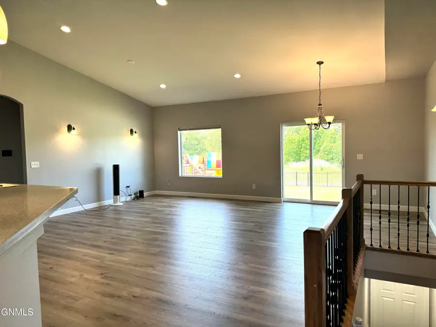 2101 Macedonia Avenue Se, Mandan, ND 58554 - #2