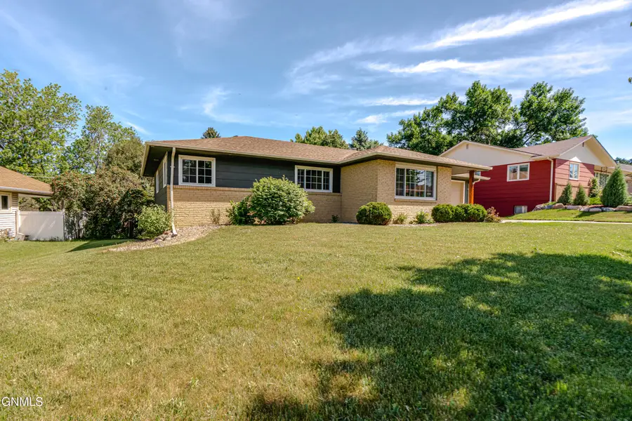 106 Divide Avenue E, Bismarck, ND 58501 - #2