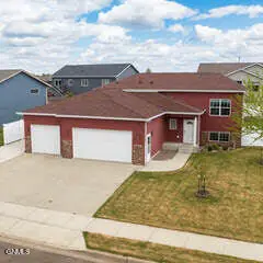 2744 Country Oak Drive, Dickinson, ND 58601