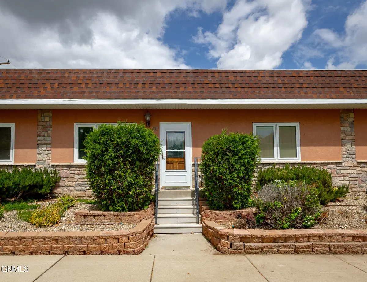 708 5th Street W, Williston, ND 58801 - #1