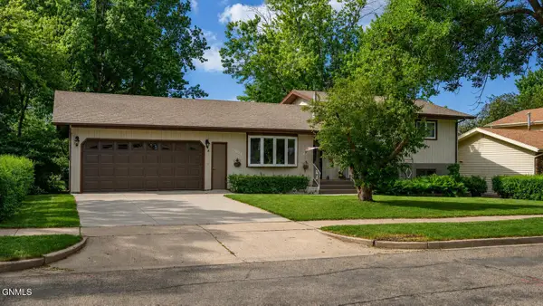 2009 Grimsrud Drive, Bismarck, ND 58501