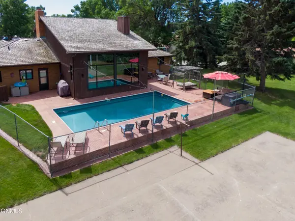 1524 Woodsman Place, Bismarck, ND 58504