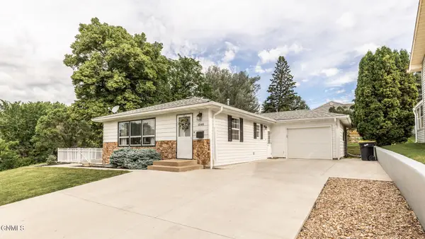 1048 Avenue B W, Bismarck, ND 58501