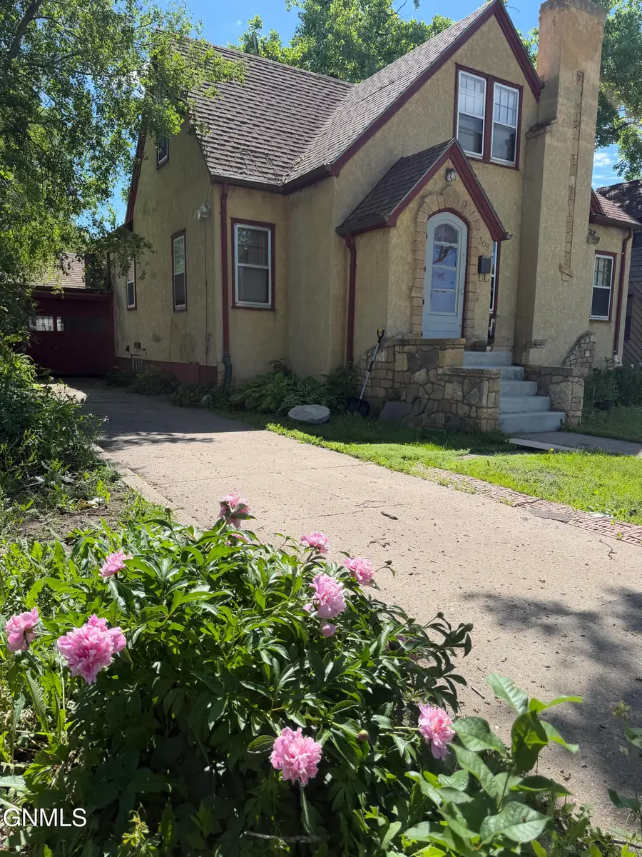 308 6th Avenue Ne, Jamestown, ND 58401 - #2