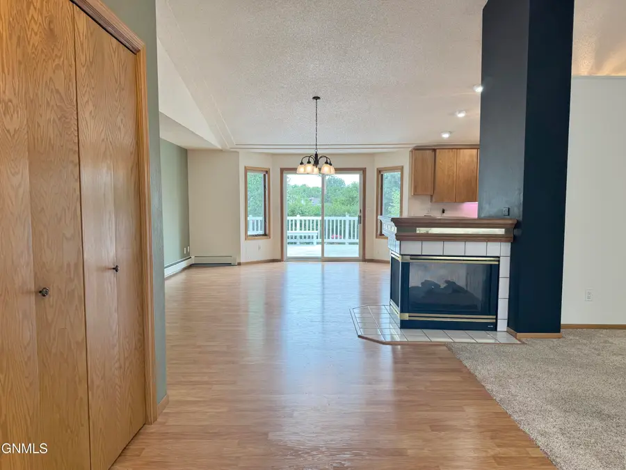 814 W Turnpike Avenue, Bismarck, ND 58501 - #2