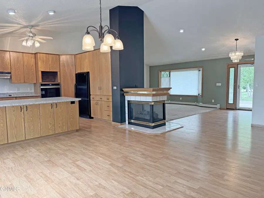 814 W Turnpike Avenue, Bismarck, ND 58501 - #3