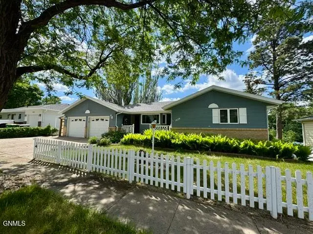1029 Avenue B W, Bismarck, ND 58501 - #1