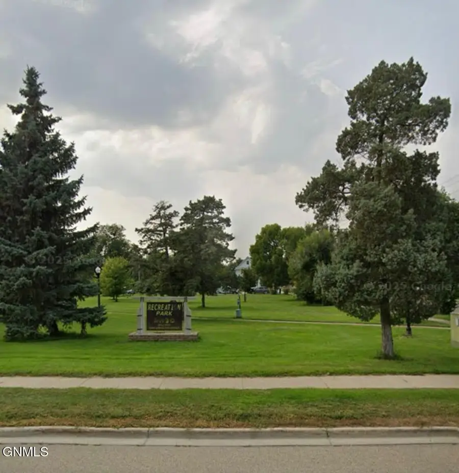 417 Washington Avenue, Williston, ND 58801 - #3