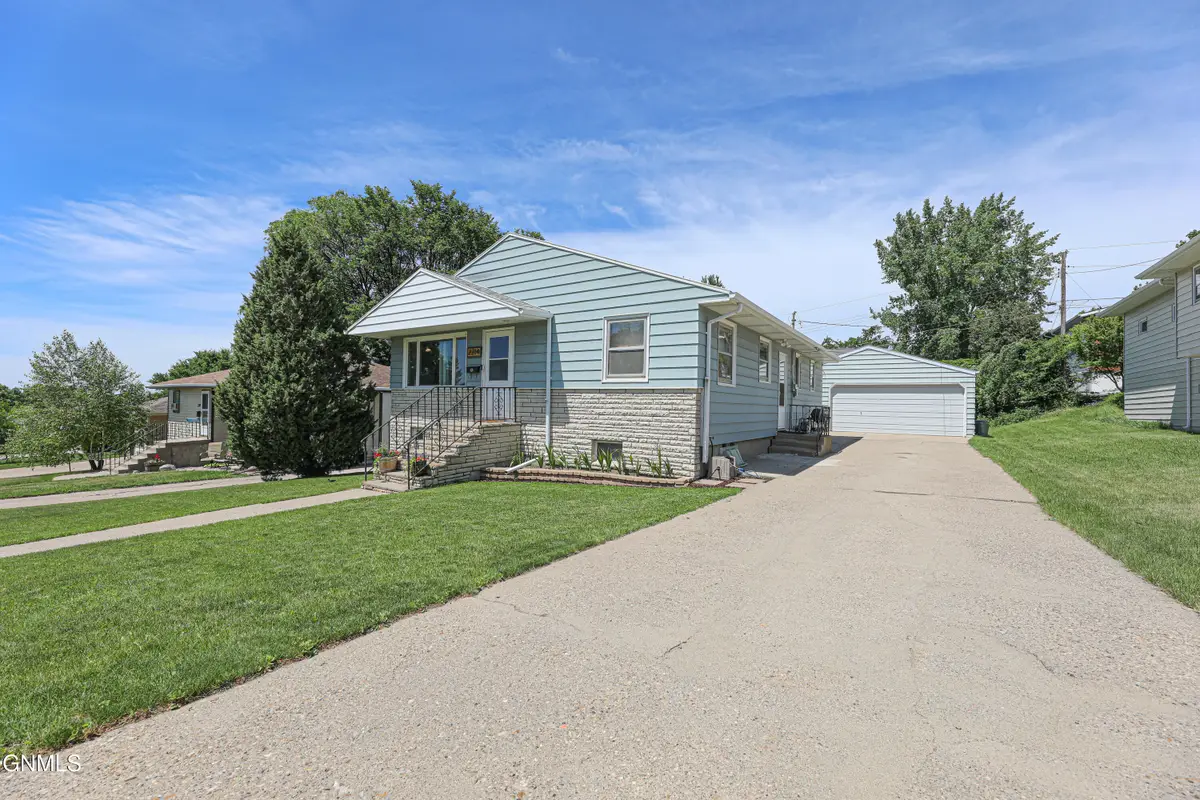 2214 E Ave E, Bismarck, ND 58501 - #1