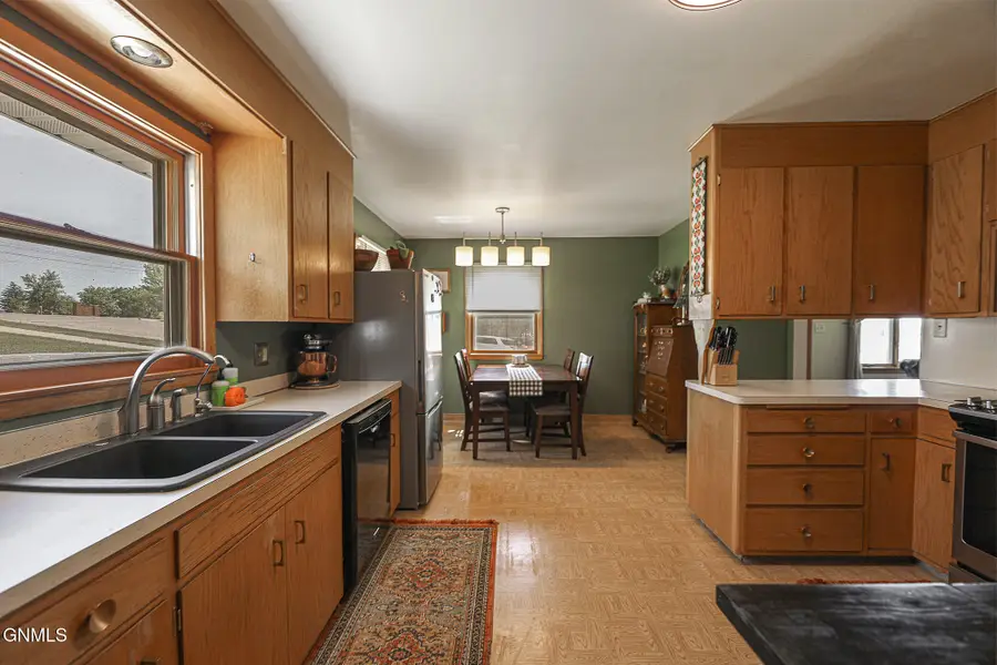2214 E Ave E, Bismarck, ND 58501 - #2