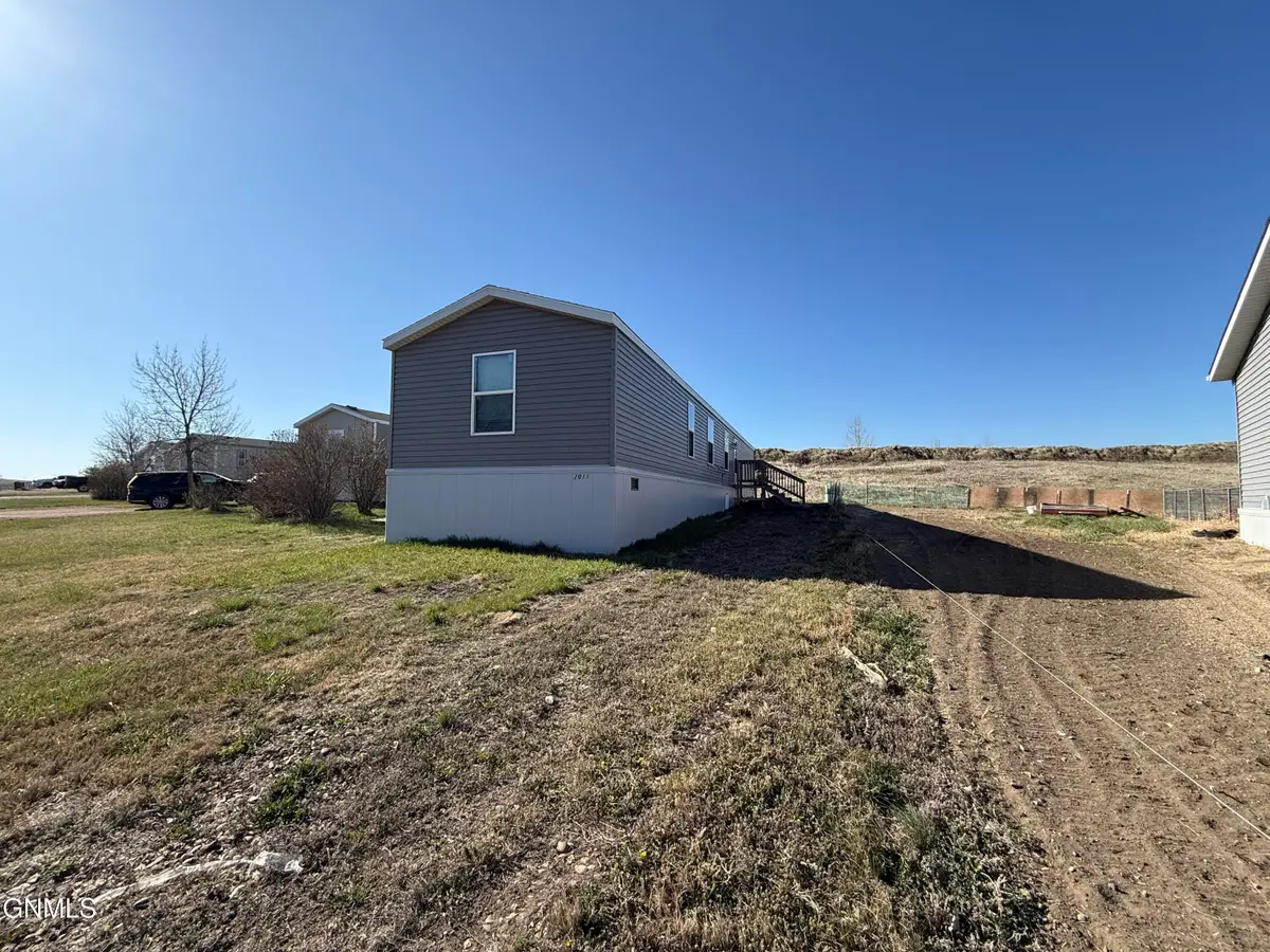 1011 5th Avenue Se, Watford City, ND 58854 - #1