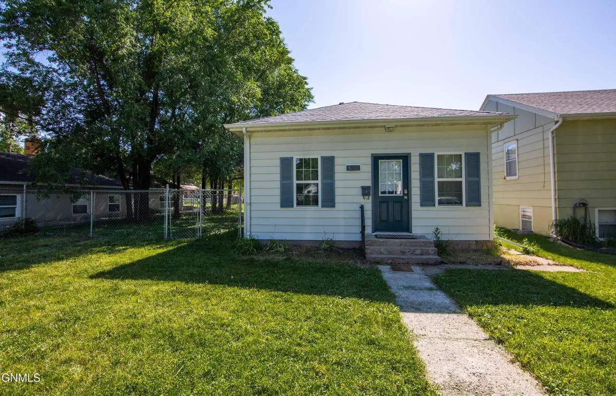 507 N 15th Street N, Bismarck, ND 58501 - #1