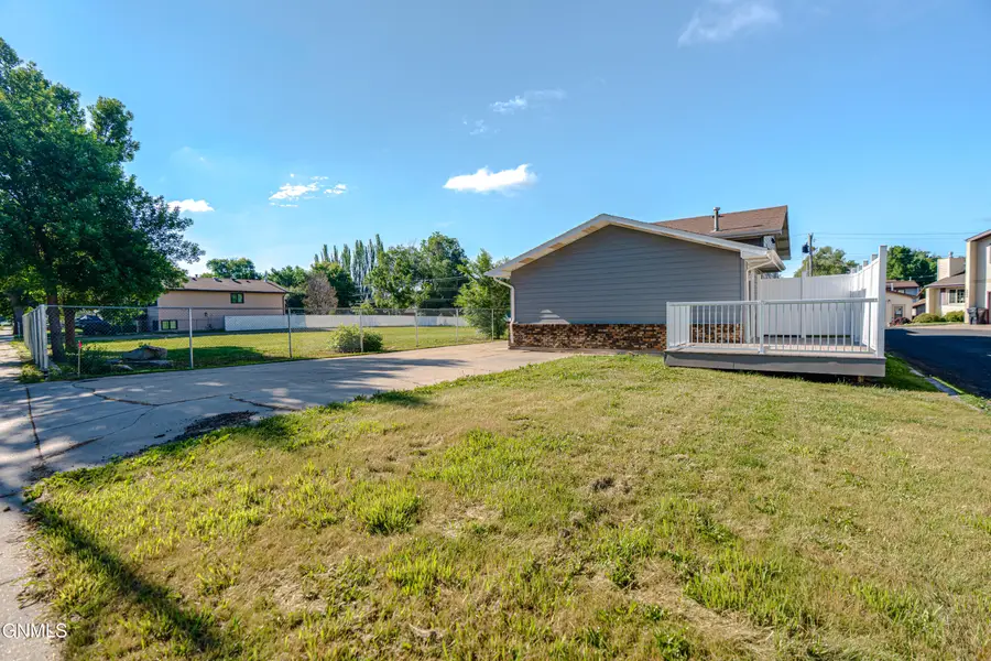 1001 Jefferson Avenue, Bismarck, ND 58504 - #3