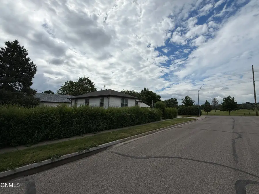302 12th Avenue Sw, Mandan, ND 58554 - #2