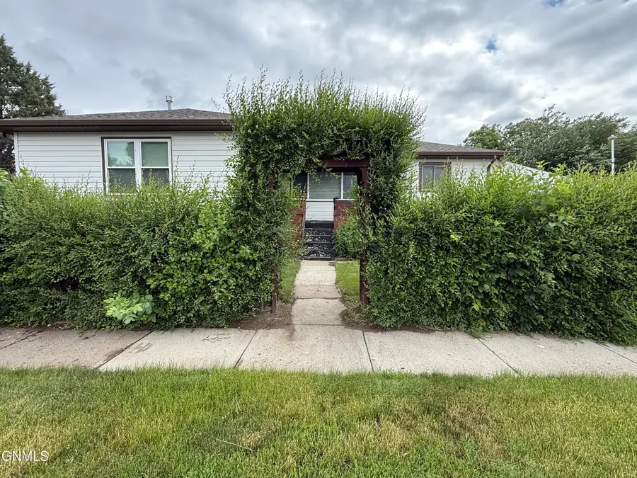 302 12th Avenue Sw, Mandan, ND 58554 - #3