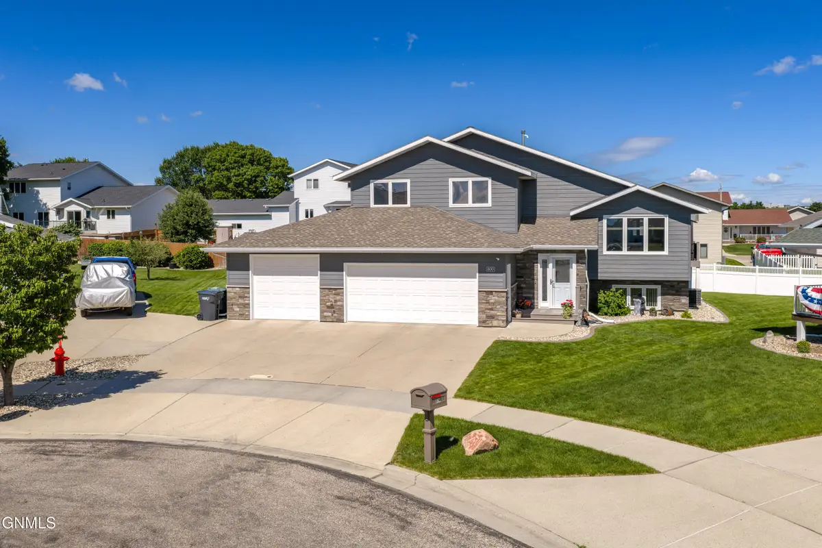 800 Dianes Court Ne, Mandan, ND 58554 - #1