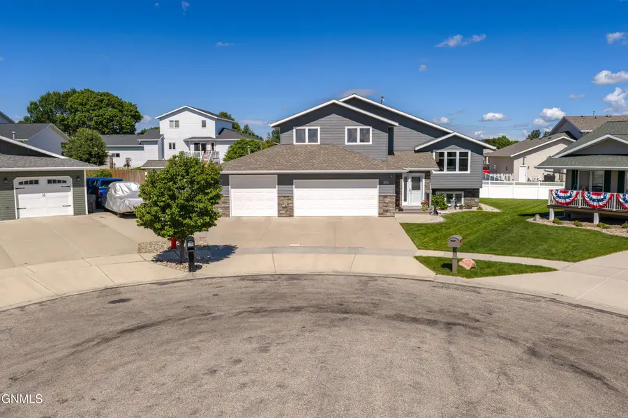 800 Dianes Court Ne, Mandan, ND 58554 - #2