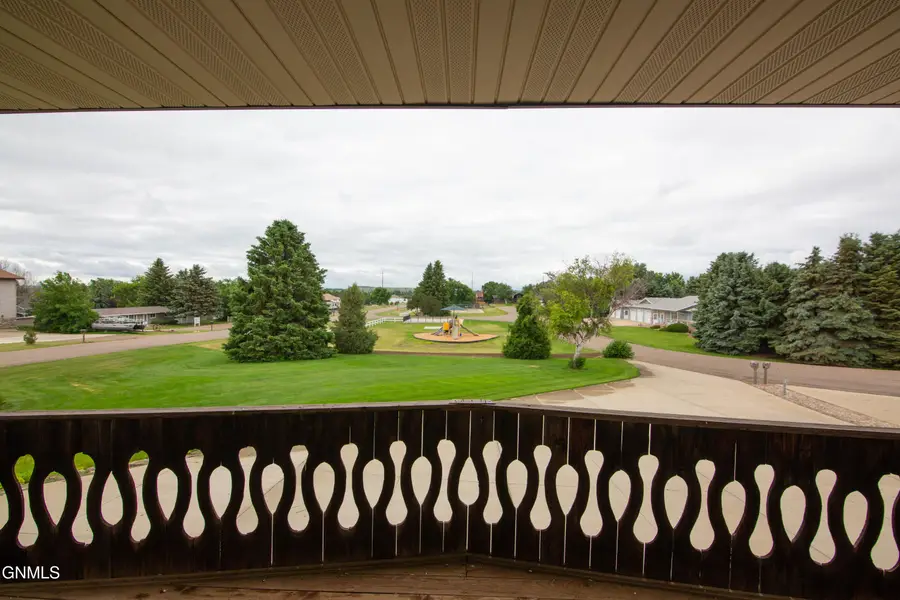 3030 Lakeview Drive, Dickinson, ND 58601 - #3