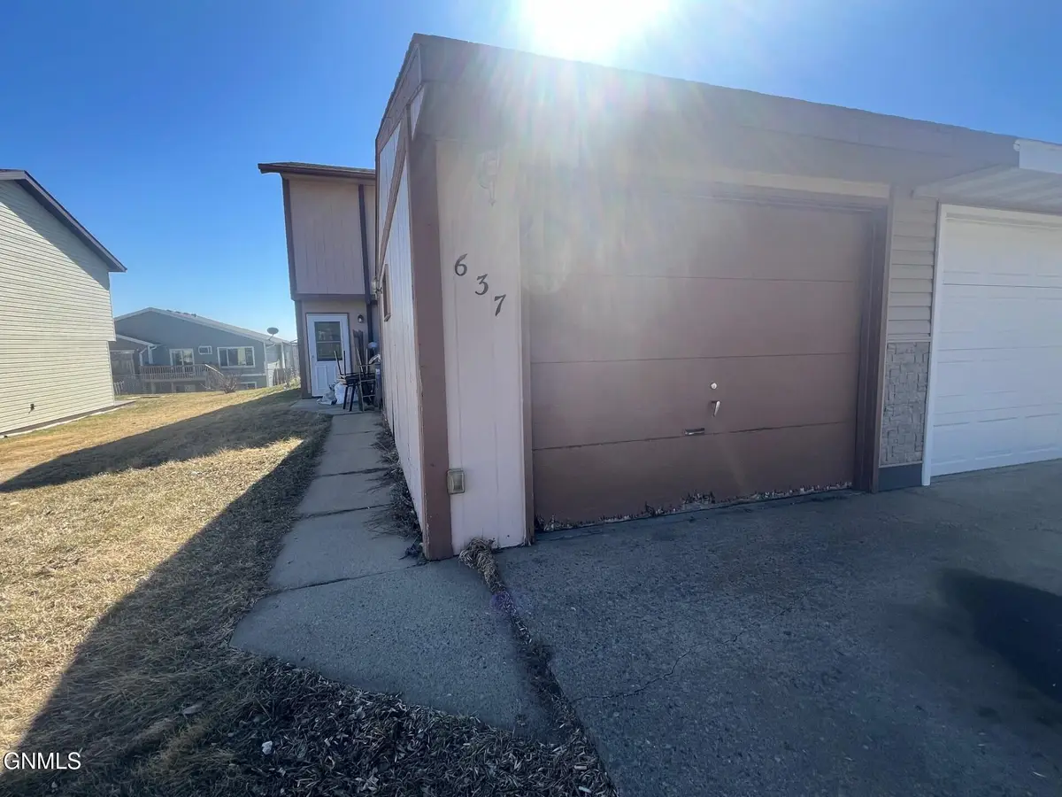 637 27th Street W, Dickinson, ND 58601 - #1