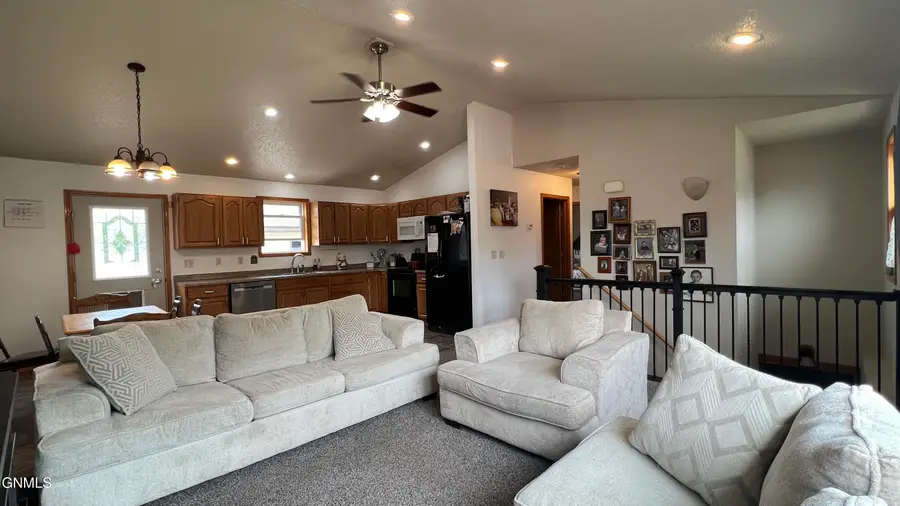 325 6th Street Se, Dickinson, ND 58601 - #2