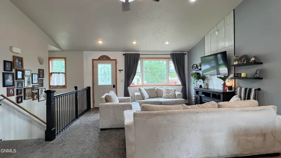 325 6th Street Se, Dickinson, ND 58601 - #3