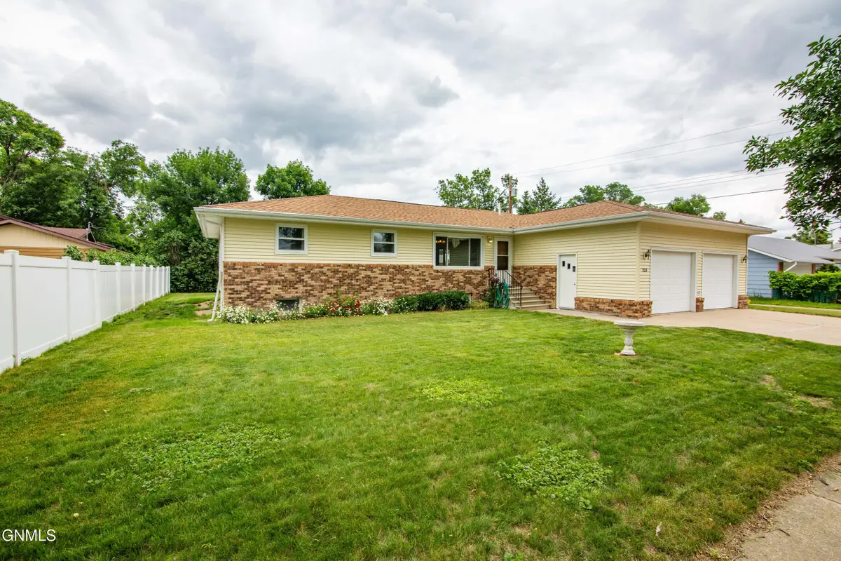 208 4th Street Nw, Hazen, ND 58545 - #1
