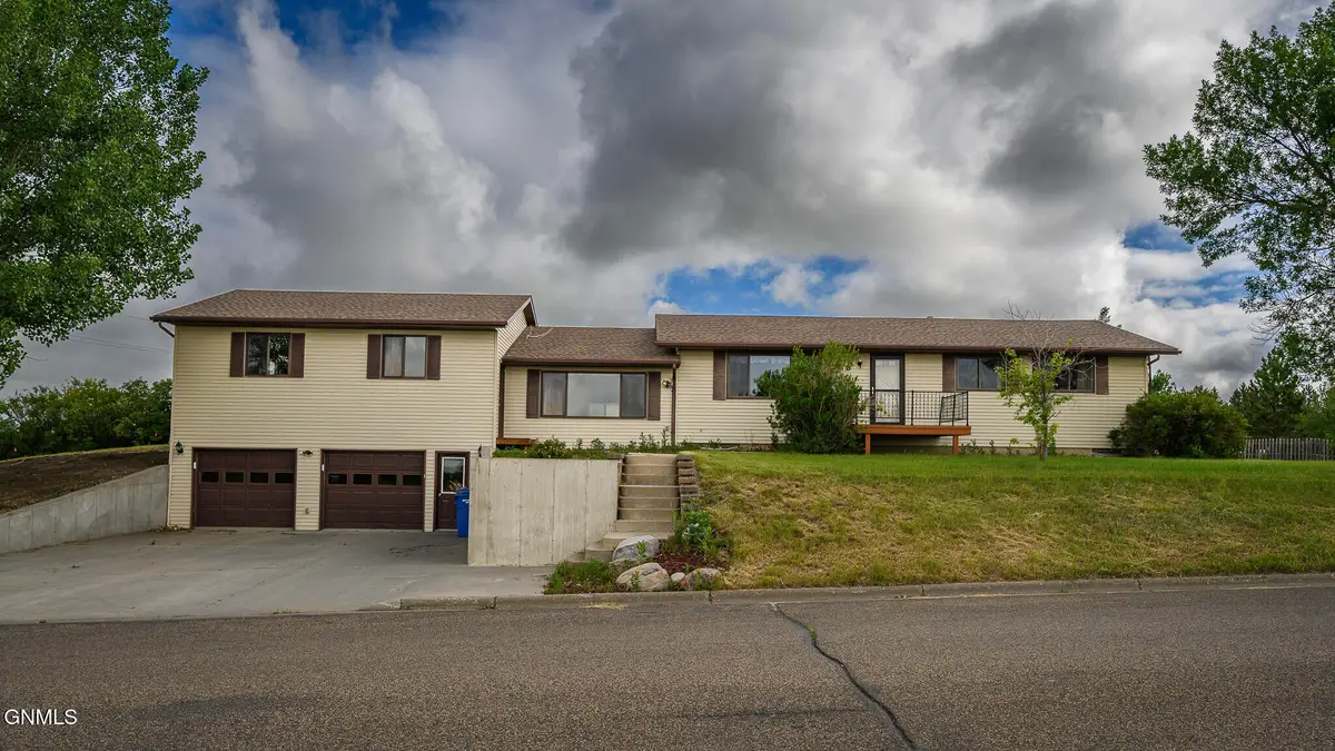 418 16th Street Ne, Beulah, ND 58523 - #1
