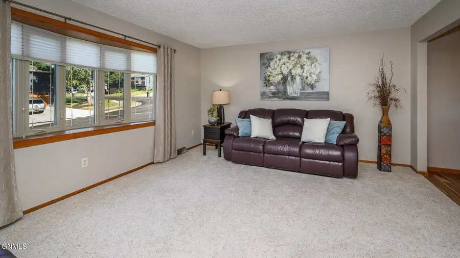 712 16th Avenue Nw, Mandan, ND 58554 - #2
