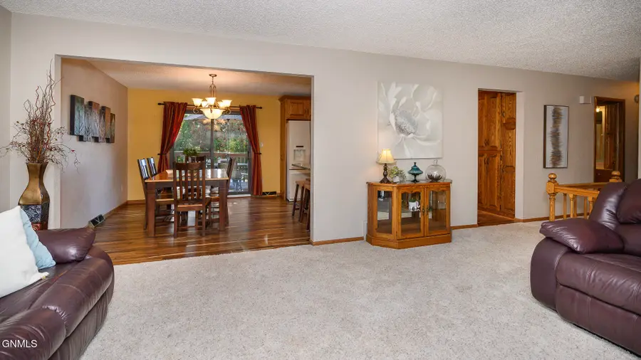 712 16th Avenue Nw, Mandan, ND 58554 - #3