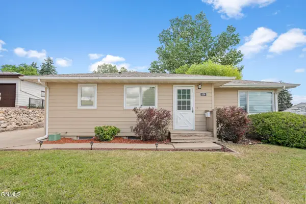 806 Tower Place Ne, Mandan, ND 58554