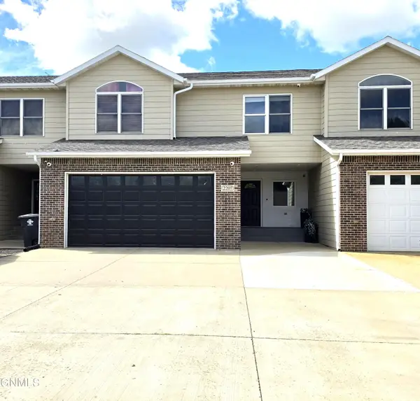 2207 2nd Street W, Dickinson, ND 58601