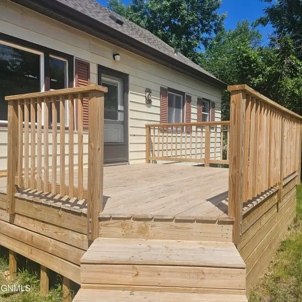 308 6th Street Sw, Jamestown, ND 58401