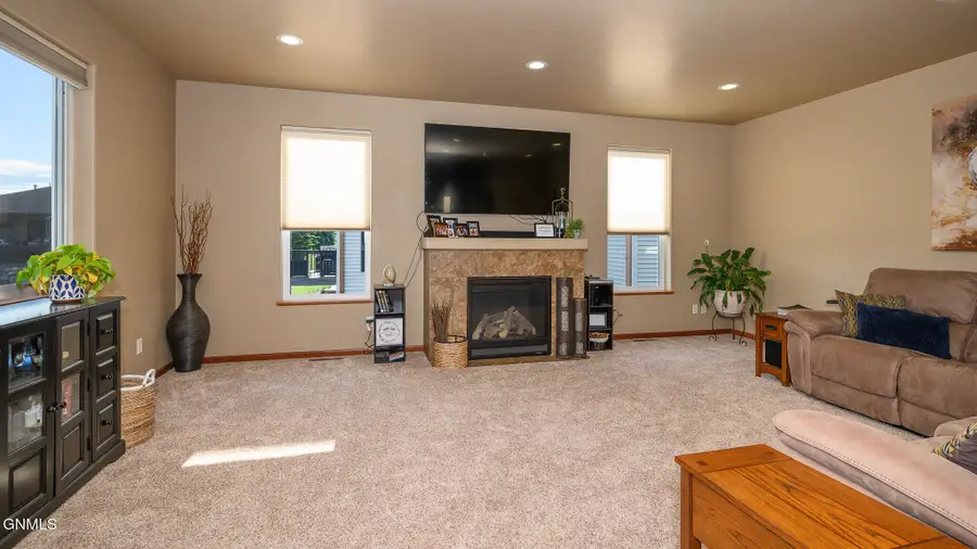2323 Bayview Court Se, Mandan, ND 58554 - #2