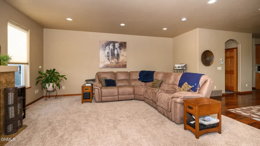 2323 Bayview Court Se, Mandan, ND 58554 - #3