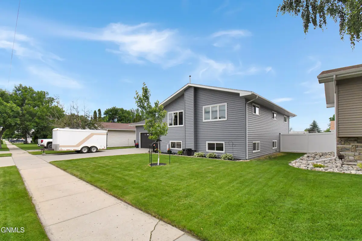 1518 6th Avenue W, Williston, ND 58801 - #1