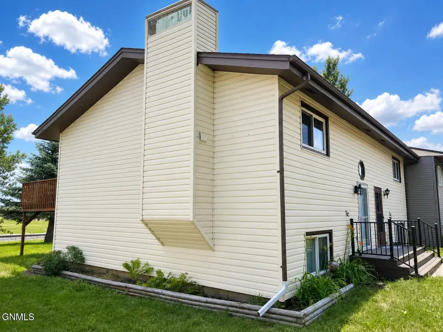 617 N 35th Street, Bismarck, ND 58501 - #3