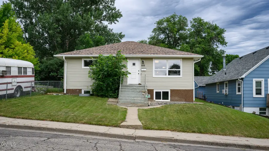906 5th Avenue Ne, Mandan, ND 58554 - #2