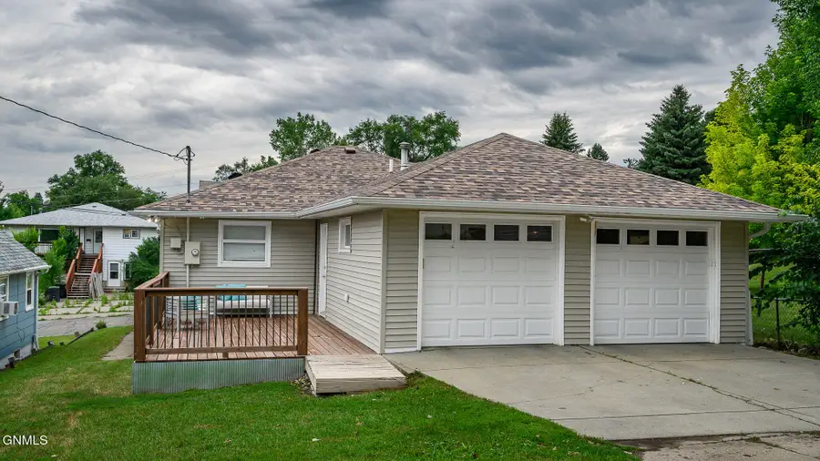 906 5th Avenue Ne, Mandan, ND 58554 - #3