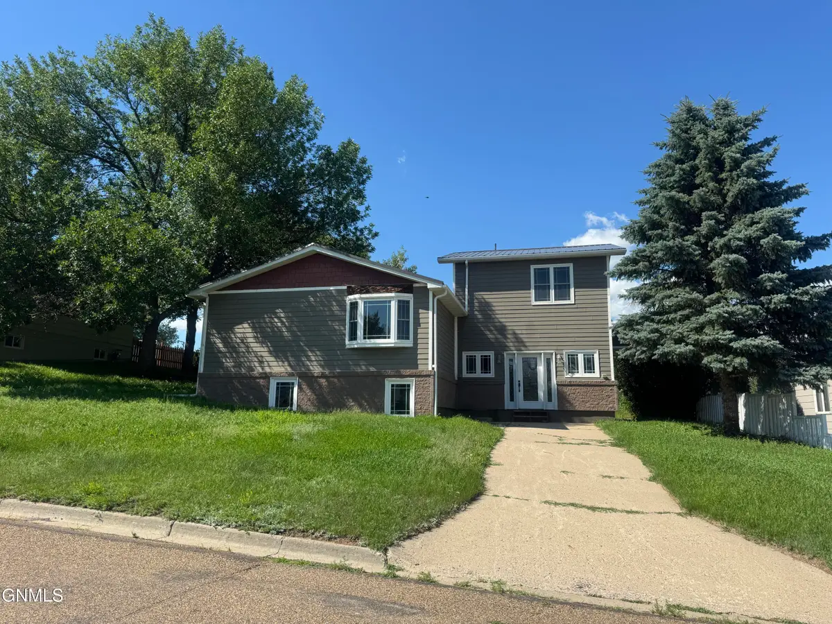 304 6th Avenue Nw, Watford City, ND 58854 - #1