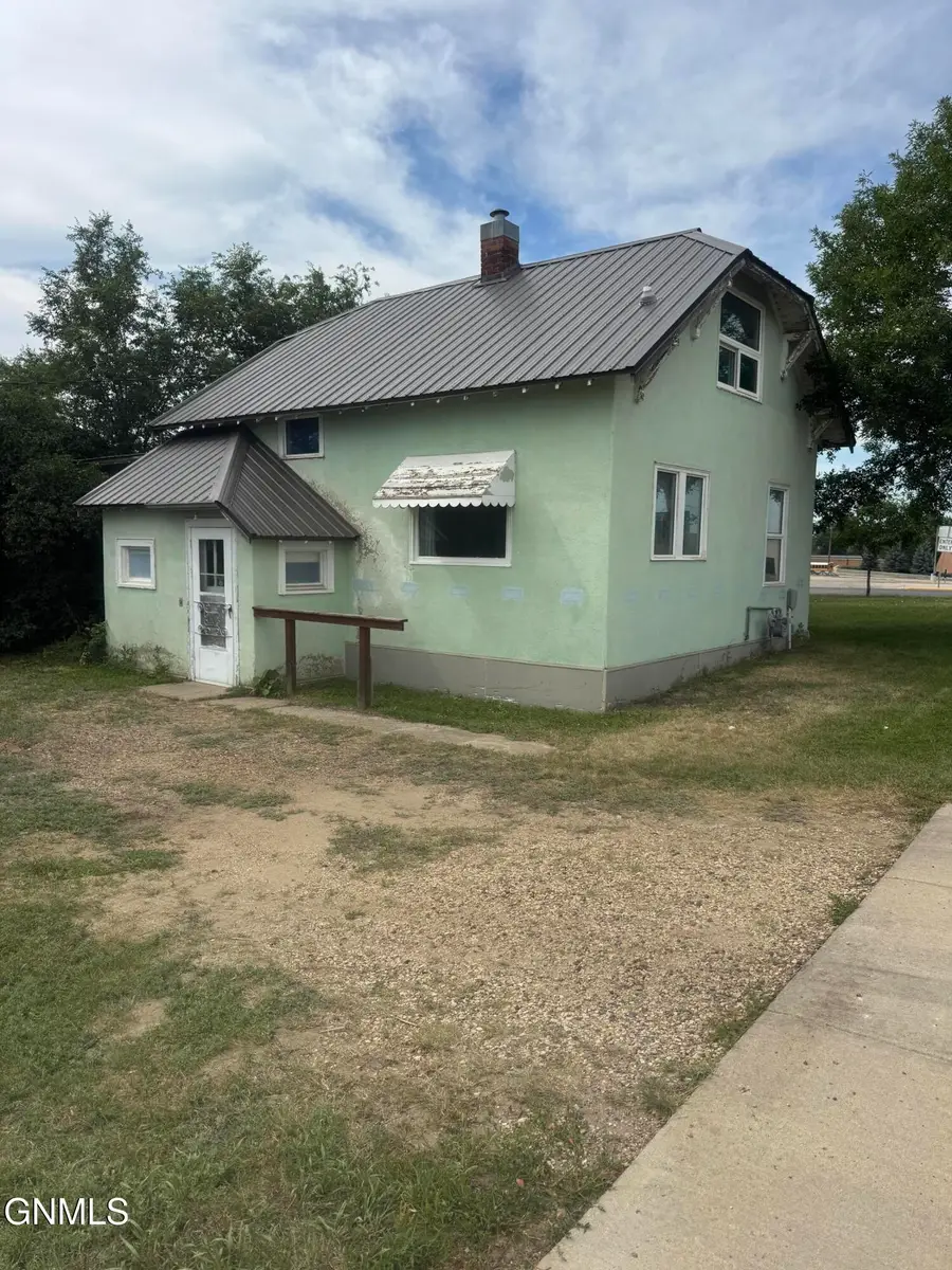 221 Park Avenue E, Watford City, ND 58854 - #3