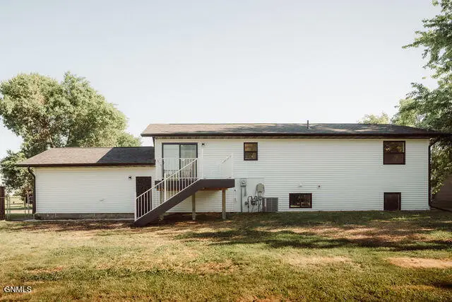 1015 13th Street Sw, Jamestown, ND 58401 - #2