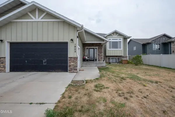 1925 Canyon Drive, Dickinson, ND 58601