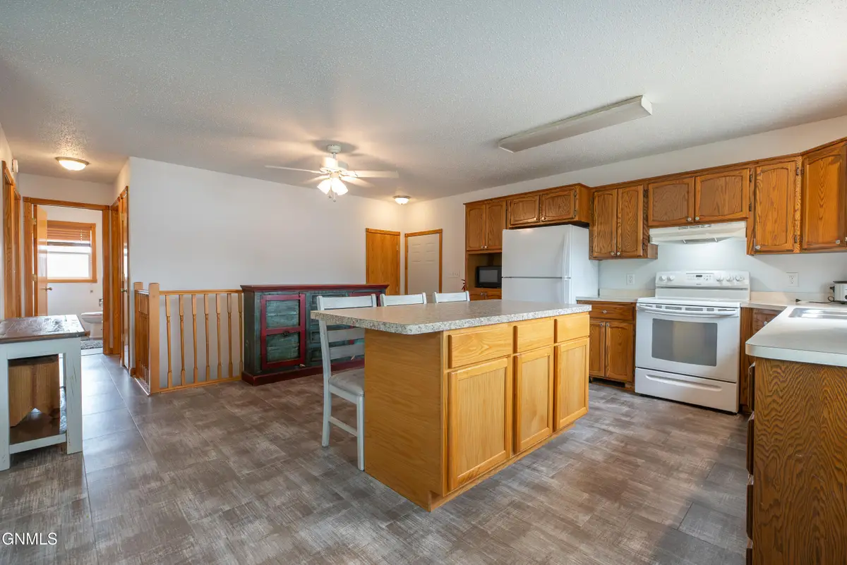 856 Cherry Avenue, Dickinson, ND 58601 - #1