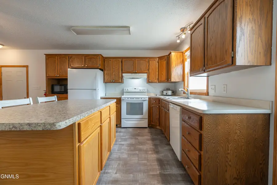 856 Cherry Avenue, Dickinson, ND 58601 - #2